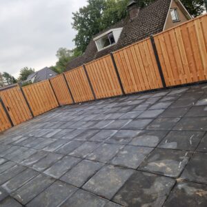 Douglas hout beton schutting biedt zweer en privesie