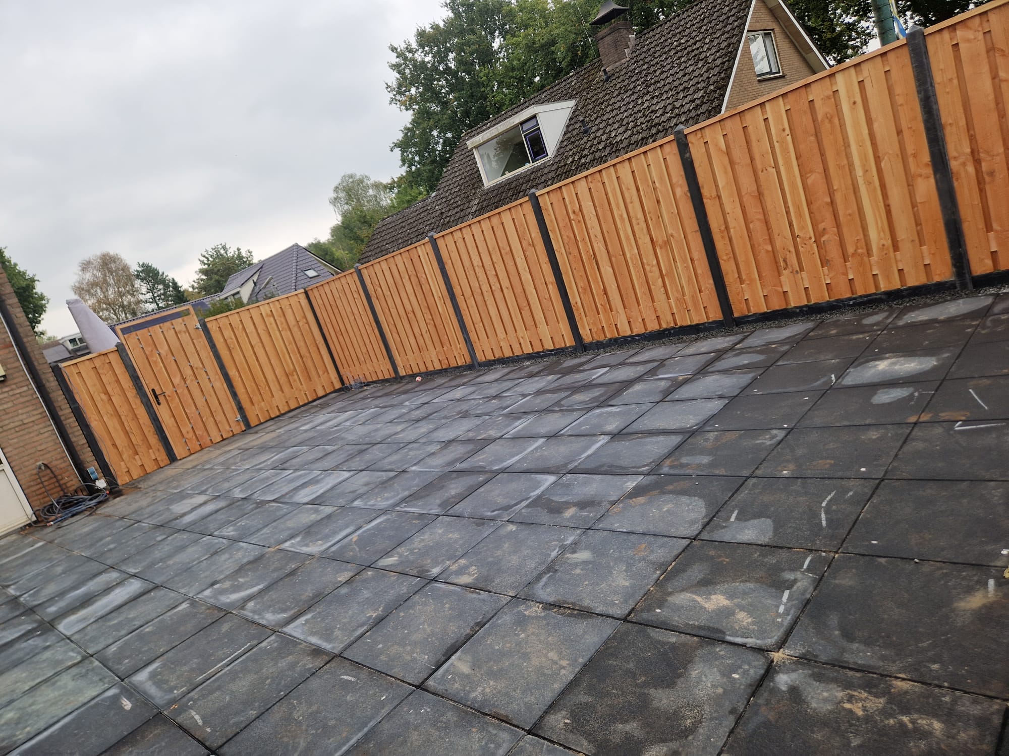 Douglas hout beton schutting biedt zweer en privesie